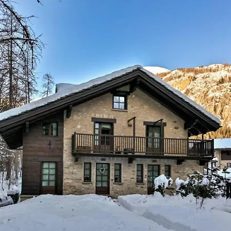 Charming 3-bedroom In Courmayeur, Aosta Valley Feriehus *
