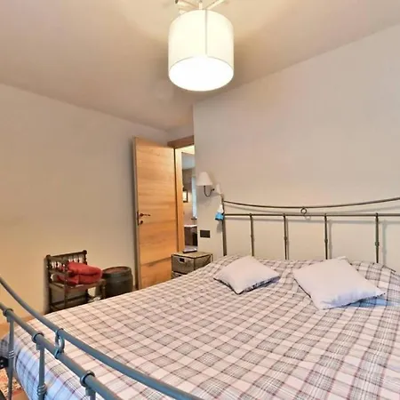 Charming 3-bedroom In Courmayeur, Aosta Valley Feriehus *